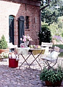 Tisch mit Blumen auf dem Innenhof eines alten Gutshofs