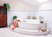 Luxus-Bedewanne in Ecke unter Dach- Schräge, Bad in Beige und Weiß