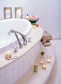Luxus-Bedewanne im Bad in Beige und Weiß, Nahaufnahme