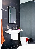 Waschbecken und Spiegelschrank in schiefergefliestem Bad.