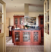 Blick in eine Massivholzküche im Landhausstil in rotbraun