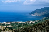 Blick von einem Berg über die Insel Mallorca, Felsen, Meer u. Wolken.
