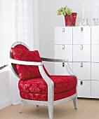 Opulentes Sessel in Rot im Zimmer in Weiß, Stilmix nostalgisch & modern