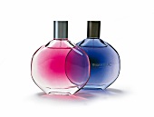 Freisteller: 2 Parfums in rosanem und blauem Flakon