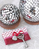 Gastgeschenk Schlüssel-Etui in rot, Mini-Diskokugeln als Tischdeko