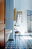 Einblick ins Bad, Fliesenboden blau, mediterran.