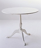 Freisteller: Weiß lackierter runder Tisch im Schweden-Stil