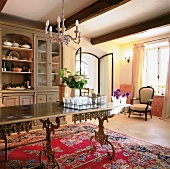 Speisezimmer mit antiken Möbeln im Hotel "Le Buisson", Buffettisch