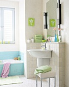 Badezimmer in Weiß mit Farbakzenten in Hellgrün und Hellblau