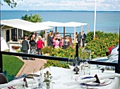 gedeckter Tisch eines Restaurants, Gäste auf der Terrasse