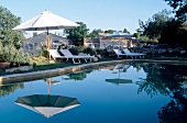 Swimming pool with sun loungers and sunshade at Le Buisson-de-Cadouin hotel, France