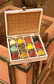 12 verschiedene Farben in einem Holzkoffer