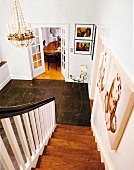 Blick von der Treppe in den Eingansbereich und in den Speiseraum.