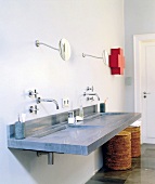 Badezimmer-Originelle, flache Waschbecken, kleine runde Spiegel.