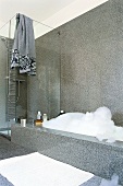 Badezimmer verkleidet mit Granit, Schaumbad.
