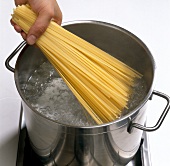 Teigwaren, Spaghetti in kochendes Wasser legen