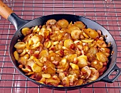 Bratkartoffeln aus rohen Kartoffeln mit Zwiebeln und Fleischklößchen