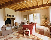 Wohnzimmer mit einem Mix aus Alt und Neu, Steinboden und Holzdecke
