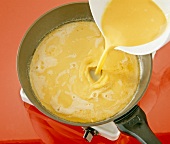 Omelettteig in eine Pfanne gießen und Omeletts braten, Step 2