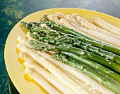 Weißer und grüner Spargel gekocht auf Teller