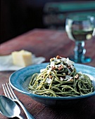 Walnusspesto mit Spaghetti in einer rustikalen Schale mit Parmesam