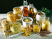 Diverse Sorten Senf in Gläser, Senfkörner und Pulver u. a. Zutaten