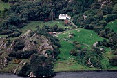Einsamer Landsitz im Hochland Südwest-Irlands