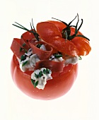 Gefüllte Tomate mit Quark und Schnittlauch, close-up.