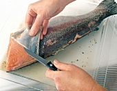 Fischhaut mit einem Küchenmesser abziehen und entfernen, Step 6