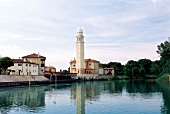 Blick auf eine Kirche am Fluss Sile Stadt Treviso