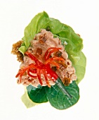 Brotschnittchen mit Salat, Leberpastete und Chiliblüten