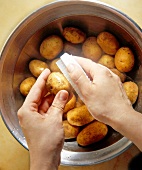 Kartoffeln waschen und bürsten, Step 