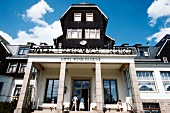 Eingang v. Hotel Heinrich Heine in Harz, Aufnahme von unten