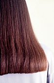 Langes braunes Haar mit leicht nach innen gebogenen Spitzen