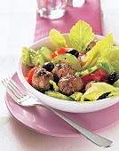 Griechischer Salat mit Hackbällchen 
