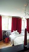 Doppelbett in der Kaminsuite in der Elb Lounge in Blankenese