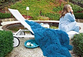 Gartenliege Long Beach mit blauer Decke, Frau entspannt sich im Garten