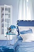 Schlafzimmer in hellblau 