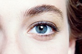 Close up: Apricot und braun geschminktes Auge