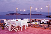 Terrasse des St. Nicolas Bay Resort auf Kreta, Meerblick