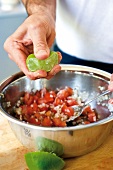 Tomaten-Salsa wird zubereitet, Step 