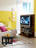 Fernsehzimmer, Wand gelb-grün, Paneelwand mit Bildschirm drehbar
