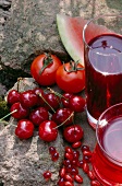 Kirschen, Tomaten, Stück Melone und frischgeprresster Saft, close-up.