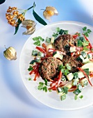 Frikadellen mit Paprika-Zucchini- Gemüse auf Teller
