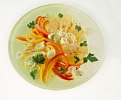 Paprikasalat mit Harzer Käse und Lauchzwiebeln auf Teller