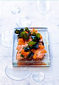 Lachs-Sashimi mit Wakame-Algen, Stint-Rogen und Schnittlauch