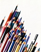 Diverse Schminkstifte, verschiedene Farben, z. T. unscharf