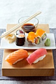 Sushi-Platte mit verschiedenen Arten , dazu Sojasauce, Inwer und wasabi