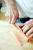 Lachsfilet mit einem Küchenmesser in dünne Streifen schneiden, Step 6