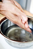 Hände in mit Eiswürfel-Wasser spülen , nicht abtrocknen, Step 1